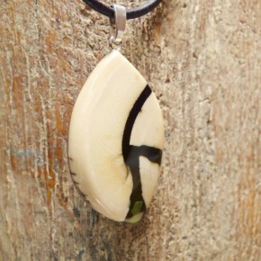 cremiger Anhänger mit Jade