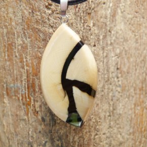 cremiger Anhänger mit Jade