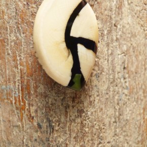 cremiger Anhänger mit Jade