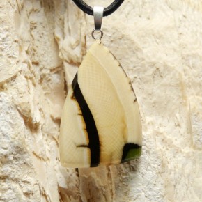 heller Anhänger mit Jade