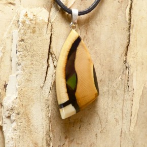 Anhänger braun mit Jade