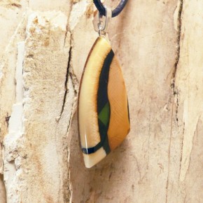 Anhänger braun mit Jade