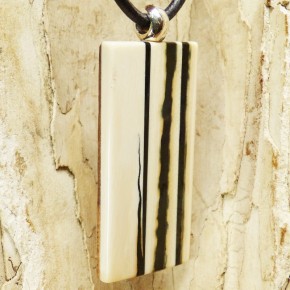 kantiger Anhänger gestreift