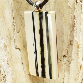 kantiger Anhänger gestreift