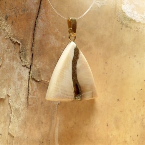 Dreieckanhänger mit Bernstein