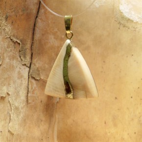 Dreieckanhänger mit Bernstein