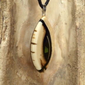 schön gefärbter Anhänger mit Jade