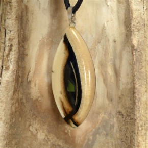 schön gefärbter Anhänger mit Jade