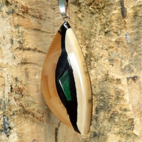 Anhänger mit brauner Färbung