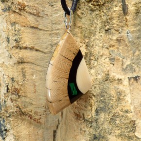 creme/brauner Mammut-Anhänger mit Malachit