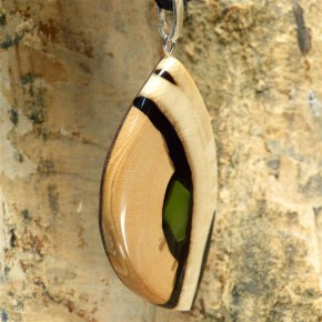 Anhänger mit schöner Färbung und Jade