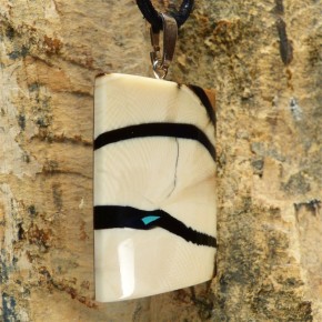 kantiger Anhänger mit schöner Maserung