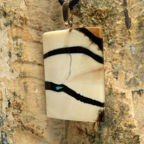 kantiger Anhänger mit schöner Maserung