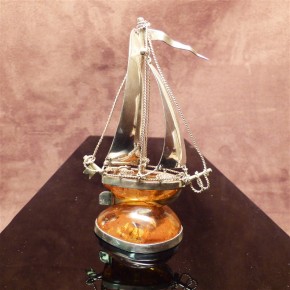 Segelschiff aus Naturbernstein mit Silber
