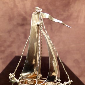 Segelschiff aus Naturbernstein mit Silber