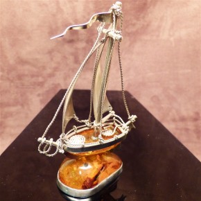 Segelschiff aus Naturbernstein mit Silber