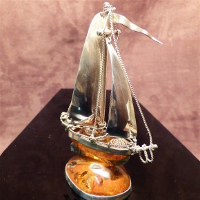Segelschiff aus Naturbernstein mit Silber