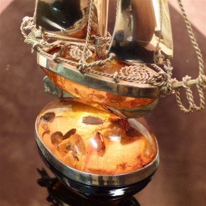 Segelschiff aus Naturbernstein mit Silber