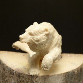 Grizzly-Bär mit Lachs