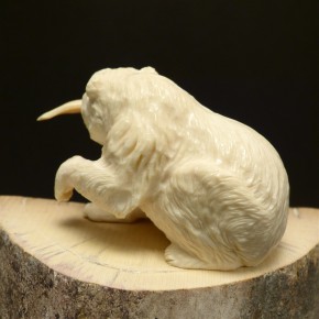 Grizzly-Bär mit Lachs