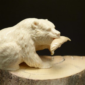 Grizzly-Bär mit Lachs