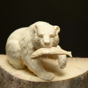 Grizzly-Bär mit Lachs