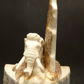 Mammutfigur mit Fels