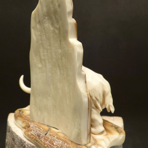 Mammutfigur mit Fels
