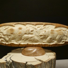 Bärenrelief aus der Rinde