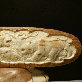 Bärenrelief aus der Rinde