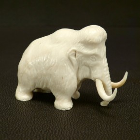 Mammut-Figur aus hellem Mammut-Elfenbein