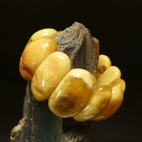 großes Armband aus milchigem Bernstein