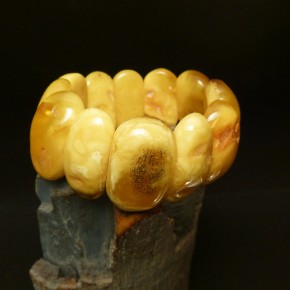 großes Armband aus milchigem Bernstein