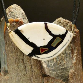 Mammut-Collier mit Jade und rotem Achat