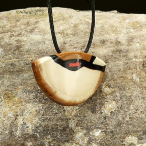 Anhänger mit Koralle und schöner Rindenfärbung