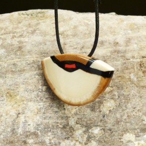 Anhänger mit Koralle und schöner Rindenfärbung