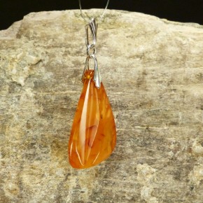 kleiner Bernstein-Anhänger trüb