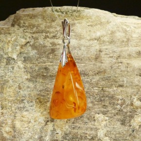 kleiner Bernstein-Anhänger trüb