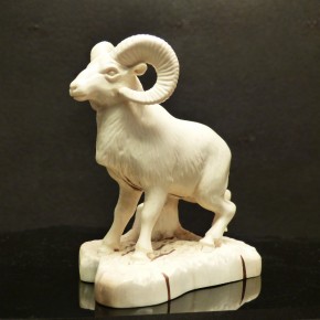 Widder mit Baumstumpf