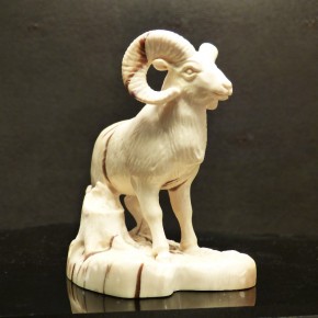 Widder mit Baumstumpf