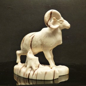 Widder mit Baumstumpf