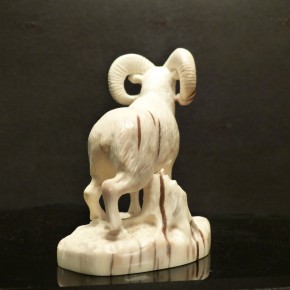 Widder mit Baumstumpf