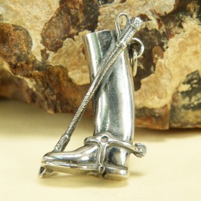 Brosche "Reiterstiefel mit Gerte"