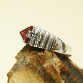 Silberring mit rotem Zirkonia