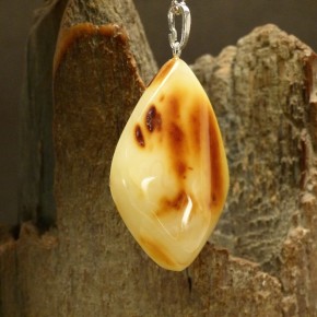 milchiger Bernstein-Anhänger mit Kruste