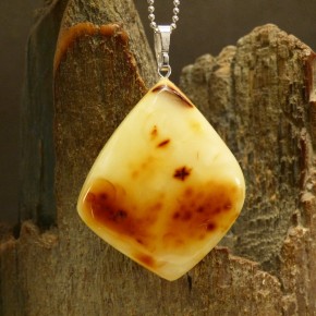 milchiger Bernstein-Anhänger mit Kruste