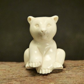 kleiner sitzender Bär aus Mammut