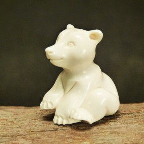 kleiner sitzender Bär aus Mammut