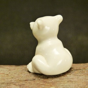 kleiner sitzender Bär aus Mammut