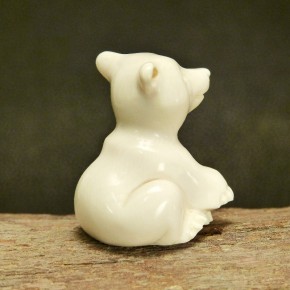 kleiner sitzender Bär aus Mammut